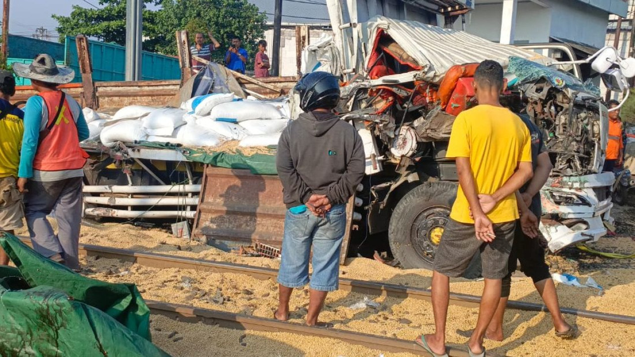 Truk Trailer Tertabrak Kereta di Perlintasan Kaligawe Semarang, Satu Orang Meninggal Dunia
            - galeri foto