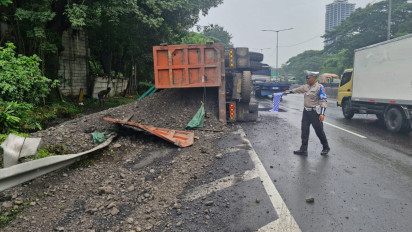 Truk Tronton Bermuatan Batubara dari Gresik Tujuan Malang Terguling di KM 8.200/A Tol Surabaya Arah Waru