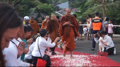 Ribuan Warga Iringi Rombongan Bhikku Tudhong Masuk Vihara Avalokitesvara Sri Kukusrejo Gunung Kalong