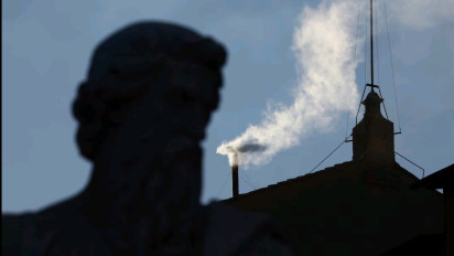 Asap Putih Keluar dari Kapel Sistina, Paus Baru Sudah Terpilih