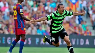 Striker Hercules, Nelson Valdez, rayakan gol ke gawang Barcelona