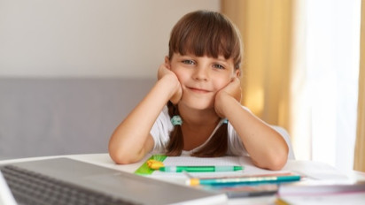 Hai Ayah Cium Anak Perempuan Jangan Berlebihan ya, Coba Simak Penjelasan ini