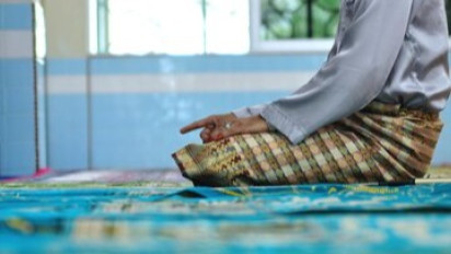 Barang ini Jangan Lagi Dibawa saat Shalat, Katanya Bisa Merugikan Diri Sendiri, Kok Bisa?