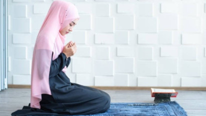 Masih Pakai Make Up atau Riasan Saat Wudhu Memang Boleh? Ustazah Aisyah Farid Ingatkan Hal Ini