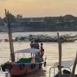 Viral Kapal Jukung Terbakar di Sungai Musi, Tujuh Orang Dilarikan ke Rumah Sakit