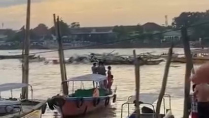 Viral Kapal Jukung Terbakar di Sungai Musi, Tujuh Orang Dilarikan ke Rumah Sakit