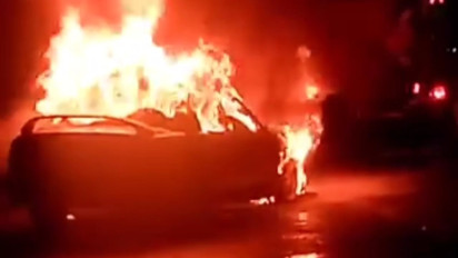 Diduga Korsleting Listrik, Mobil Sedan Terbakar di Perempatan GOR Pesantenan Pati