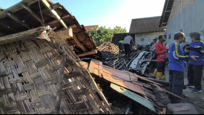 Diterjang Hujan Lebat, Satu Bangunan Rumah Warga di Magetan Roboh Rata dengan Tanah