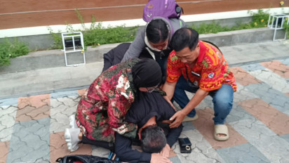 Polisi Tunda Cek TKP Siswa SMP yang Diduga Tersengat Listrik, Ayah Korban Sujud Minta Keadilan ke Presiden Prabowo