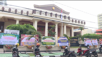 Vonis Pidana Mantan Bupati Probolinggo Semakin Ringan, Pengadilan Tinggi Surabaya Dipenuhi Papan Bunga Kekecewaan