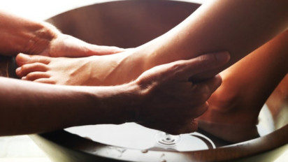 Hukum Anak Minum Air Bekas Cucian Kaki Ibu Sebenarnya Boleh Gak Sih dalam Islam? Walau Jadi Tradisi, Ini Kata Buya Yahya