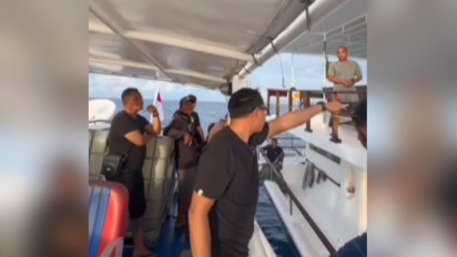 Tak Bayar Surf Tax, Bupati Mentawai ‘Ngamuk’ ke Turis Asing saat Sidak di Tengah Laut