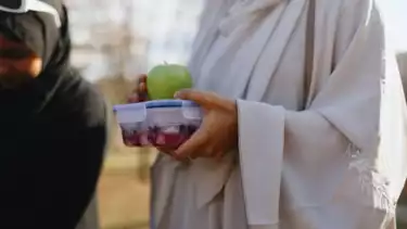 Ilustrasi persiapan makan buah untuk kesehatan tubuh