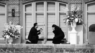 Thom Haye resmi telah melamar sang kekasihnya, Bibeche Riva