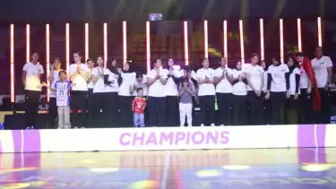 Jakarta Pertamina Enduro saat berada di podium usai sabet gelar juara Proliga 2025.