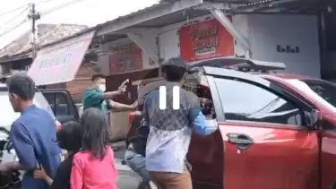 Detik-detik seorang pria tebaskan golok kepada pengantin pria di Palembang