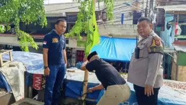 Sejumlah bendera Ormas yang terpasang di Tanah Abang ditertibkan polisi.