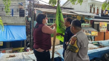 Polisi Copot Paksa Bendera Ormas PP dan FBR di Tanah Abang