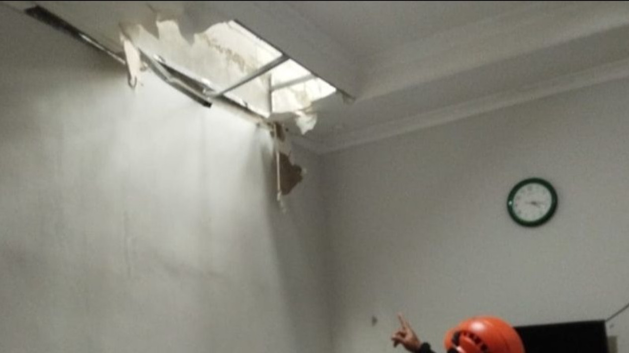 Warga Jakarta Harus Siaga, Angin Kencang di Jakbar Rusak Belasan Rumah
            - galeri foto