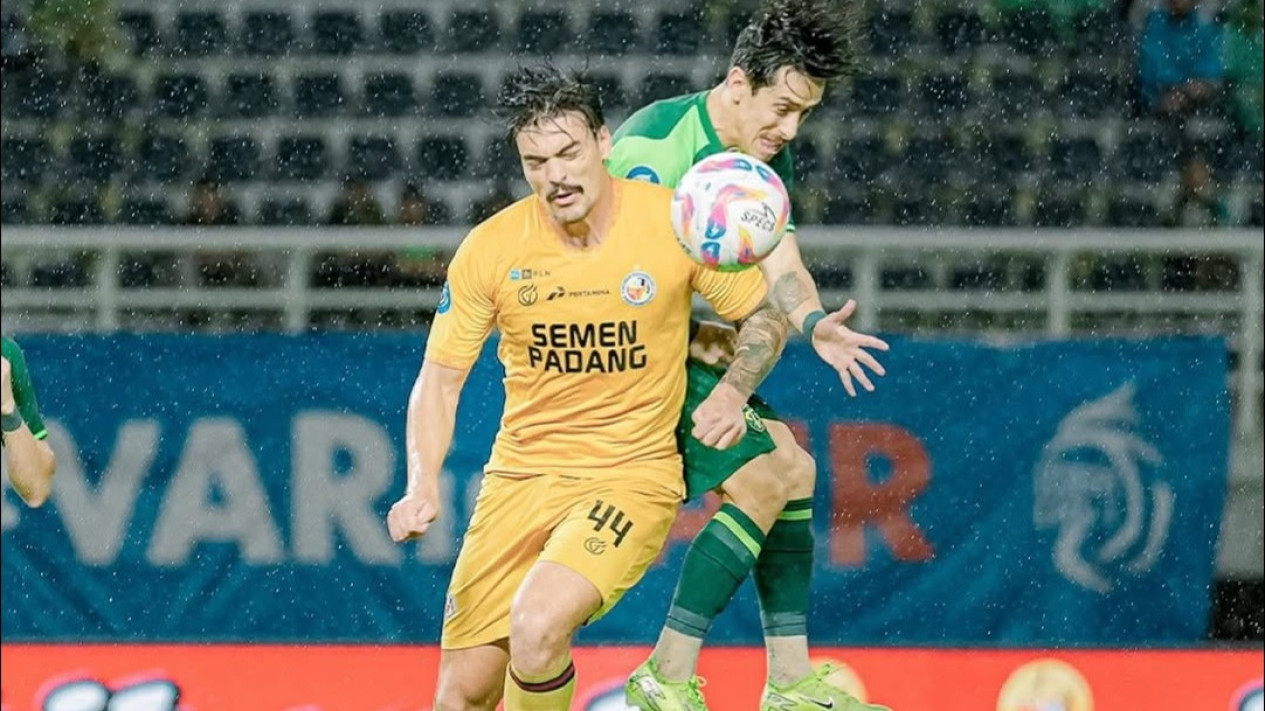 Disaksikan Andre Rosiade, Keputusan Kontroversial dan Teriakan "Mafia" Menggema Saat Persebaya Gagal Kalahkan Semen Padang
            - galeri foto