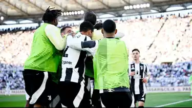 Juventus merayakan gol kontra Lazio