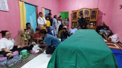 Tangis Histeris Keluarga sambut Kedatangan Jenazah PMI Rizal Sampurna yang Meninggal di Kamboja