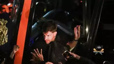 Para pemain Persik Kediri keluar dari bus setelah melawan Arema FC