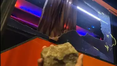 Bus Para pemain Persik Kediri usai terkena lemparan batu oleh oknum suporter setelah melawan Arema FC