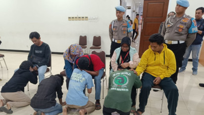 Tangis Dua Gangster di Gresik Pecah saat Dijenguk Orang Tua Mereka di Kantor Polisi