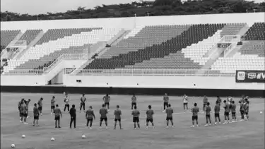 Pemain Persik Kediri Berdoa di Stadion Kanjuruhan sebelum Laga Kontra Arema FC