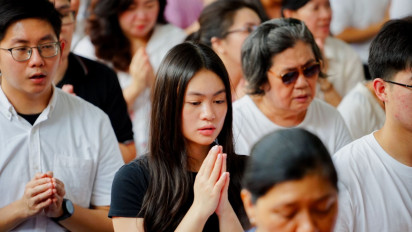 Berita Foto: Ribuan Umat Buddha Melangsungkan Ibadah dan Tradisi Perayaan Hari Raya Waisak 2025 di Wihara Ekayana Arama