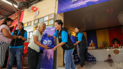 Peringati Hari Raya Waisak 12 Mei 2025, BRI Peduli Salurkan Bantuan Sembako Bagi Ribuan Umat Buddha
