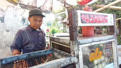 Setelah 13 Tahun Menabung, Penjual Basreng Keliling Asal Wonosobo Wujudkan Impian Naik Haji