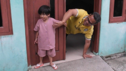 Perjuangan Ayah Penderita Polio Menghidupi Istri Celebral Palsy dan Buah Hatinya di Kebumen