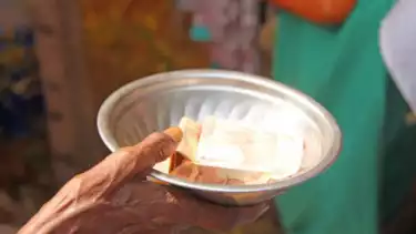 Ilustrasi memberi harta