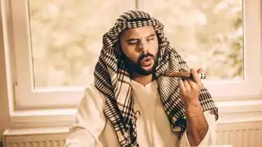 Ilustrasi pendakwah merokok saat ceramah