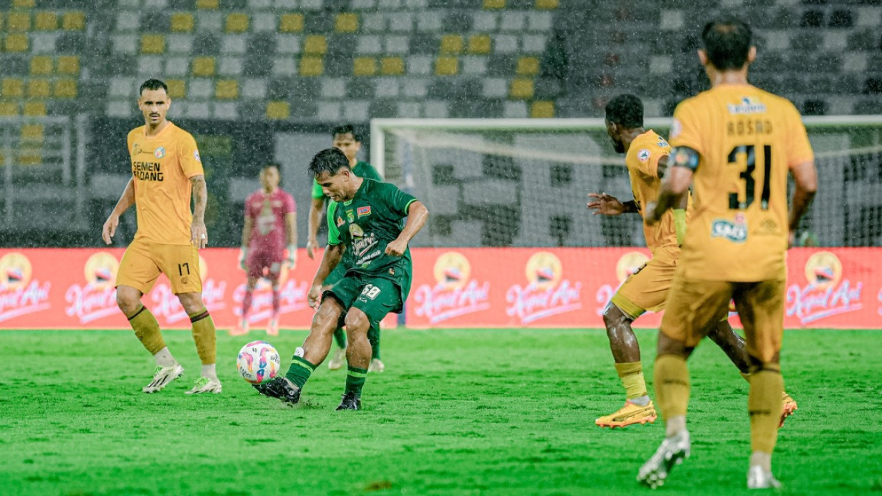 Mertua Pratama Arhan Tantang Persebaya Bersuara: Yang Melawan Mafia Dituduh Mafia
            - galeri foto