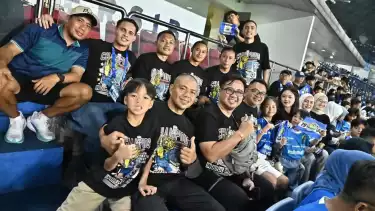 Tantan (tengah) tengah nonton Persib Bandung