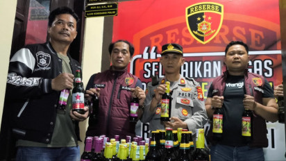 Polisi Gowa Gerebek Toko Campuran, Ratusan Botol Miras Ilegal di Temukan dan Disita