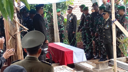 Suasana Pemakaman Almarhum Mayor CPL Anda Rohanda, Minta Dimakamkan di Samping Makam Ayahandanya di Cinunuk