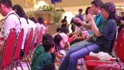 Tutup Vesak Festival 2025, Anak Muda Budhist Peringati Hari Ibu Internasional Basuh Kaki Orang Tua