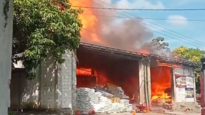 Toko Bangunan di Kediri Terbakar Hebat, Kerugian Capai Rp15 Miliar