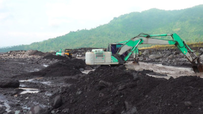 Antisipasi Banjir Lahar Semeru Susulan, Penambang Pasir Lakukan Normalisasi Sungai Regoyo secara Sukarela
