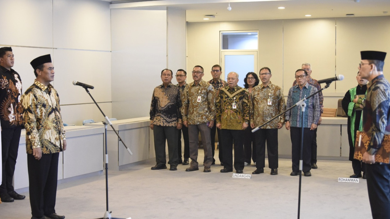 Lantik Sekjen Kementan, Menteri Andi Amran Minta Jaga Amanah dan Fokus Koordinasi Program Strategis
            - galeri foto