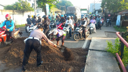 Aspal Jembatan Amblas, Ratusan Kendaraan Terjebak Macet di Simpang 4 Legundi Gresik