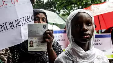 Ratusan pencari suaka dari Afganistan, Irak, dan Somalia menggelar aksi unjuk rasa di depan Kedutaan Besar Australia, Jakarta, pada Rabu (14/5/2025).