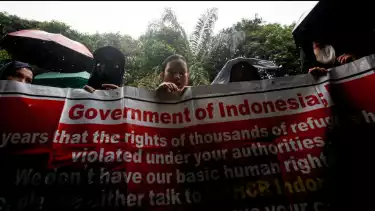 Ratusan pencari suaka dari Afganistan, Irak, dan Somalia menggelar aksi unjuk rasa di depan Kedutaan Besar Australia, Jakarta, pada Rabu (14/5/2025).