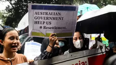 Ratusan pencari suaka dari Afganistan, Irak, dan Somalia menggelar aksi unjuk rasa di depan Kedutaan Besar Australia, Jakarta, pada Rabu (14/5/2025).