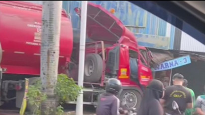 Mengerikan, Detik-detik Kecelakaan Maut Truk Pertamina Oleng Tabrak 3 Ruko di Cakung Jaktim