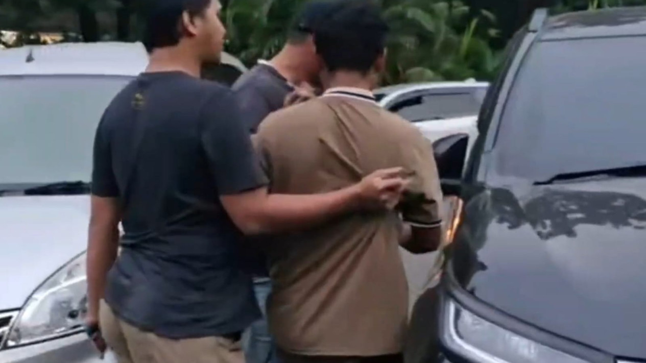 Anak Buah Hercules Ungkap Alasan Masuk GRIB Jaya Usai Ditangkap karena Aksi Pemerasan, Polisi Lakukan Penyamaran...
            - galeri foto